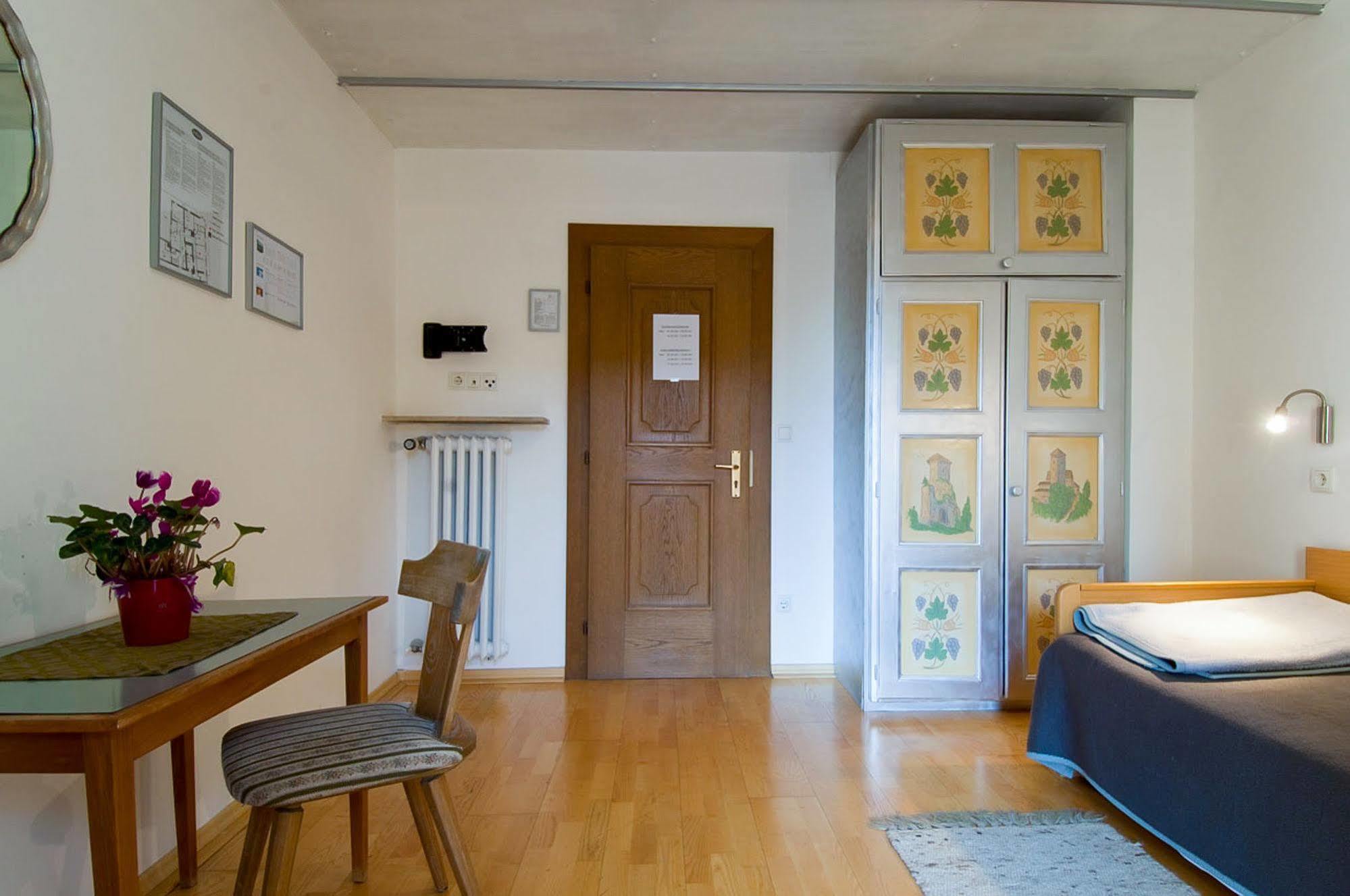 Hotel Kuhn Терлано Екстериор снимка